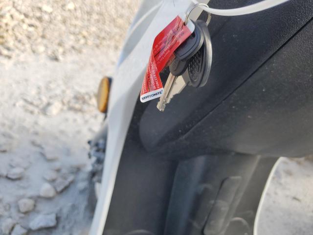 L37MMJBT6NZ020153 - 2022 DAIX SCOOTER WHITE photo 8