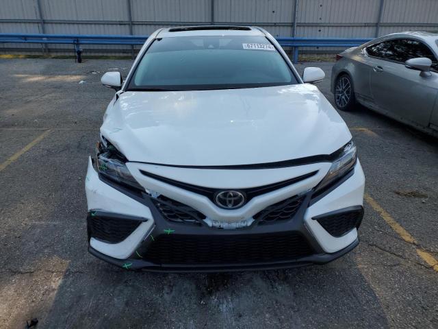 4T1T11AK7PU824205 - 2023 TOYOTA CAMRY SE NIGHT SHADE WHITE photo 5