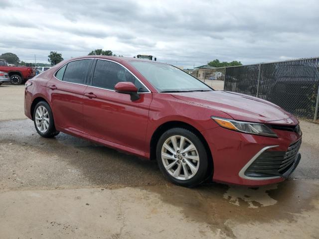 4T1C11AKXMU592579 - 2021 TOYOTA CAMRY LE მუქწითელი ფოტო 4