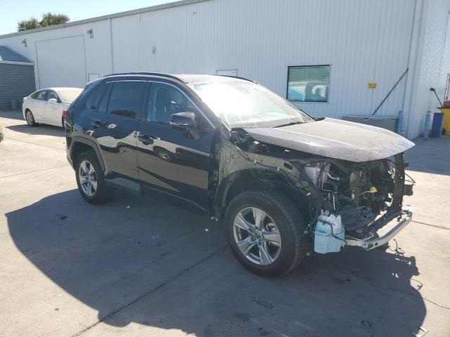 4T3MWRFV3NU052586 - 2022 TOYOTA RAV4 LE შავი ფოტო 4