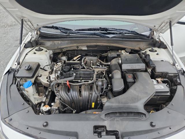 5XXGT4L34JG254717 - 2018 KIA OPTIMA LX WHITE photo 11