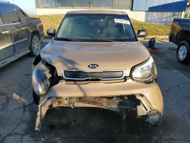 KNDJN2A28G7313168 - 2016 KIA SOUL BROWN photo 5