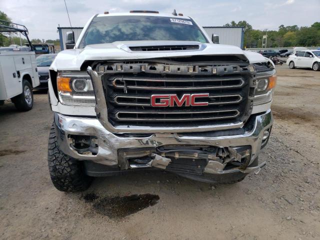 1GT12TEY0JF116876 - 2018 GMC SIERRA K2500 SLT WHITE photo 5