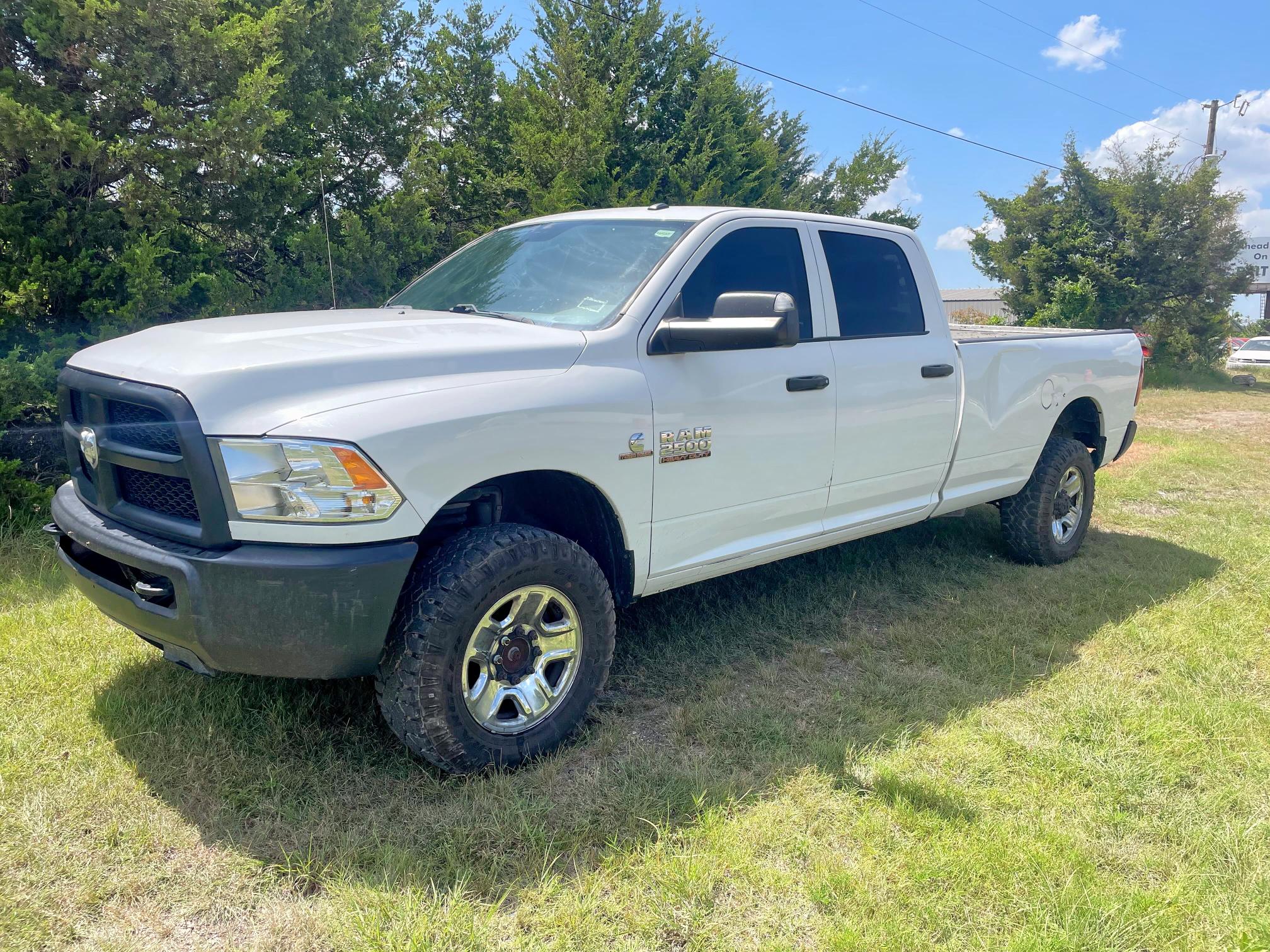 3C6UR5HLXJG364742 - 2018 RAM 2500 ST WHITE photo 2
