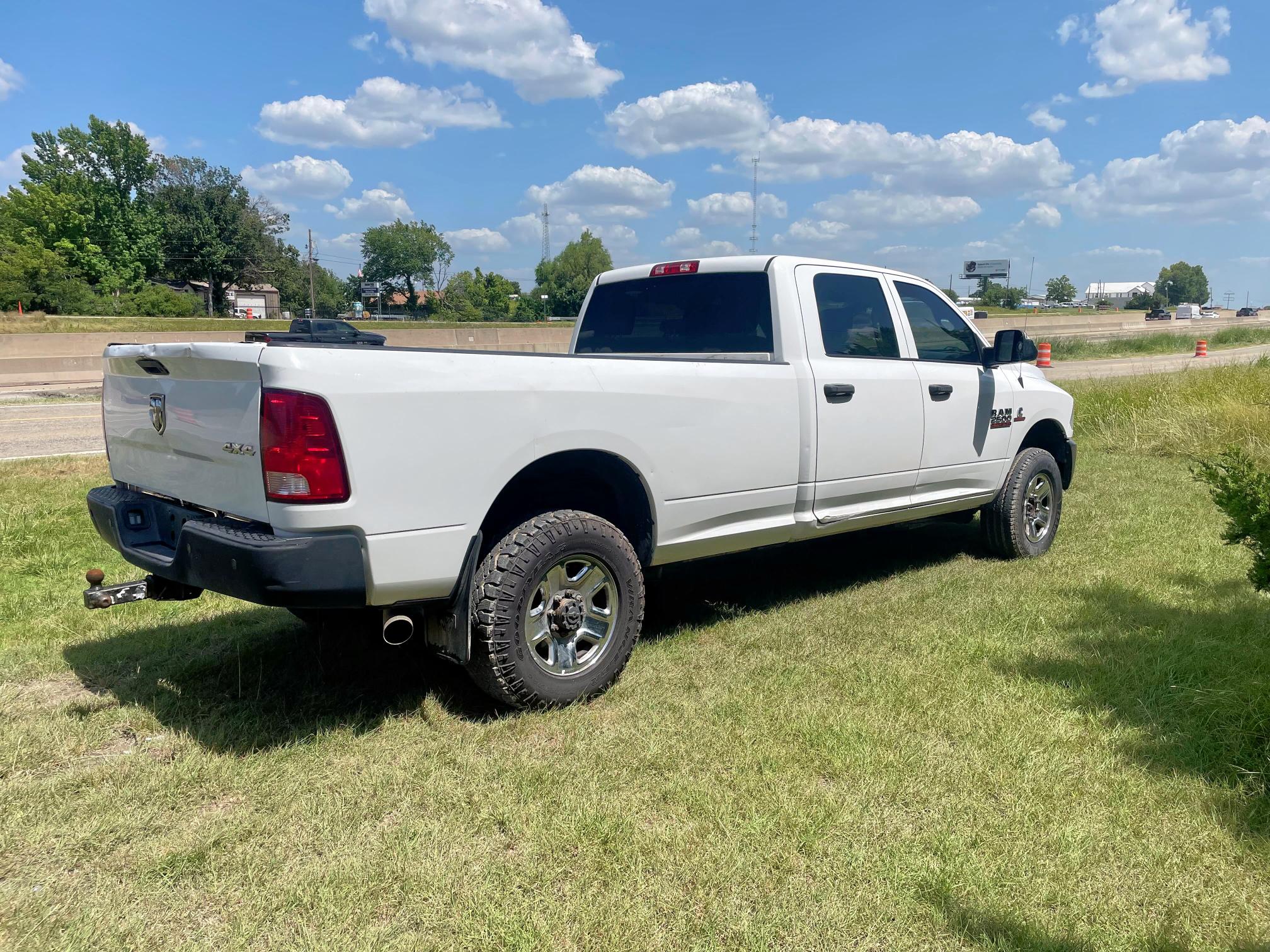 3C6UR5HLXJG364742 - 2018 RAM 2500 ST WHITE photo 4