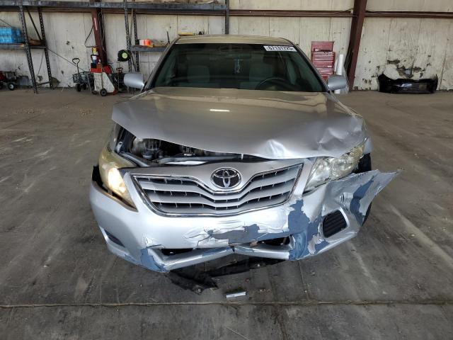 4T4BF3EK3AR006518 - 2010 TOYOTA CAMRY BASE ვერცხლისფერი ფოტო 5