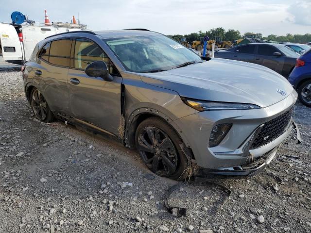 LRBFZPE42RD054649 - 2024 BUICK ENVISION ESSENCE Մոխրագույն լուսանկար 4