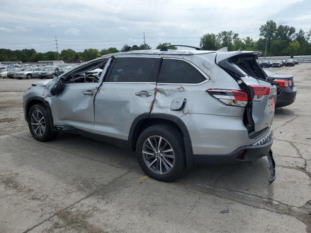 5TDJZRFH0KS714318 - 2019 TOYOTA HIGHLANDER SE SILVER photo 2