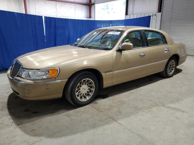 1LNFM81W9WY645090 - 1998 LINCOLN TOWN CAR EXECUTIVE GOLD photo 1