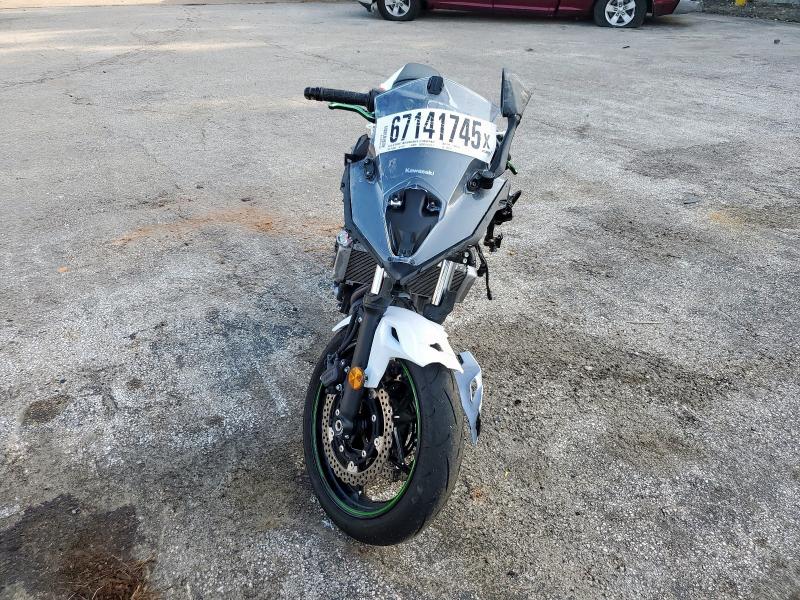 ML5EXER10SDAE6376 - 2025 KAWASAKI EX650 R WHITE photo 2