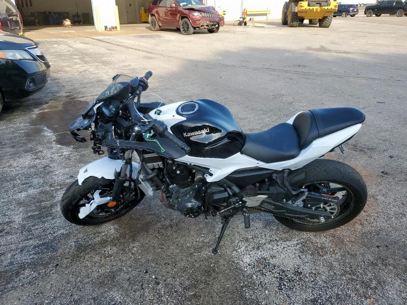 ML5EXER10SDAE6376 - 2025 KAWASAKI EX650 R WHITE photo 3