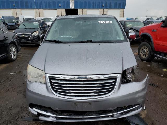 2C4RC1CG4DR589465 - 2013 CHRYSLER TOWN & COU TOURING L GRAY photo 5