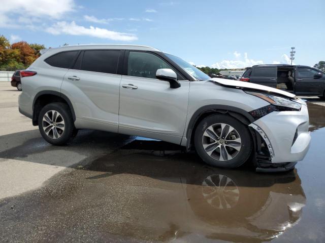 5TDGZRBH7LS038211 - 2020 TOYOTA HIGHLANDER XLE SILVER photo 4