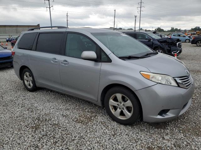 5TDKZ3DCXHS823225 - 2017 TOYOTA SIENNA LE ვერცხლისფერი ფოტო 4