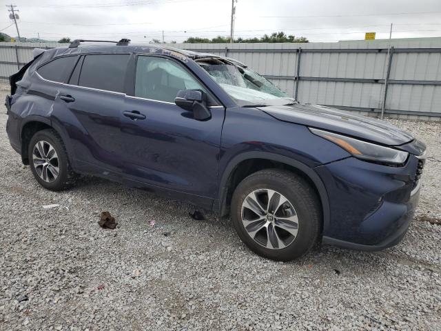 5TDGZRBH0NS197915 - 2022 TOYOTA HIGHLANDER XLE BLUE photo 4