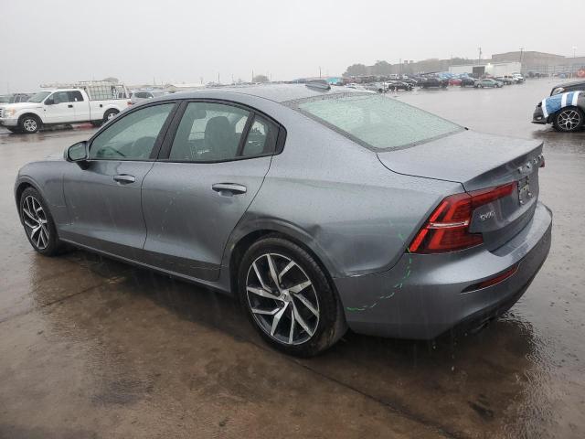 7JR102FK5LG045408 - 2020 VOLVO S60 T5 MOMENTUM GRAY photo 2