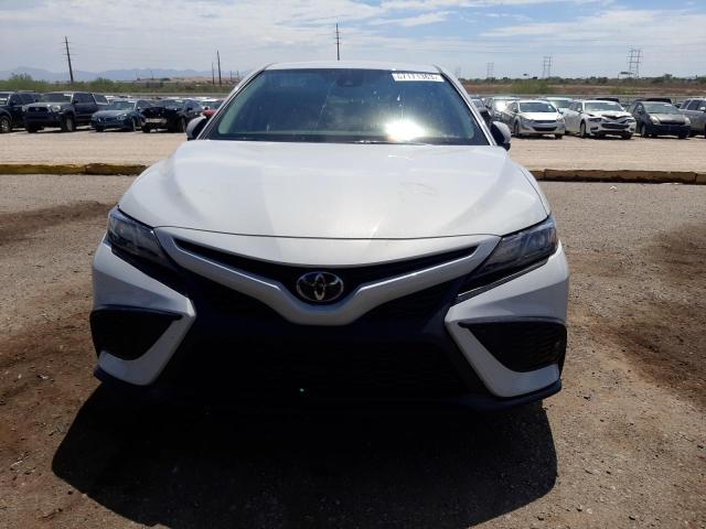 4T1G11AK6PU180388 - 2023 TOYOTA CAMRY SE NIGHT SHADE WHITE photo 5