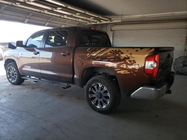 5TFDW5F16GX526597 - 2016 TOYOTA TUNDRA CREWMAX SR5 BROWN photo 2