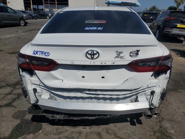 4T1G11AK1RU844678 - 2024 TOYOTA CAMRY SE NIGHT SHADE WHITE photo 6