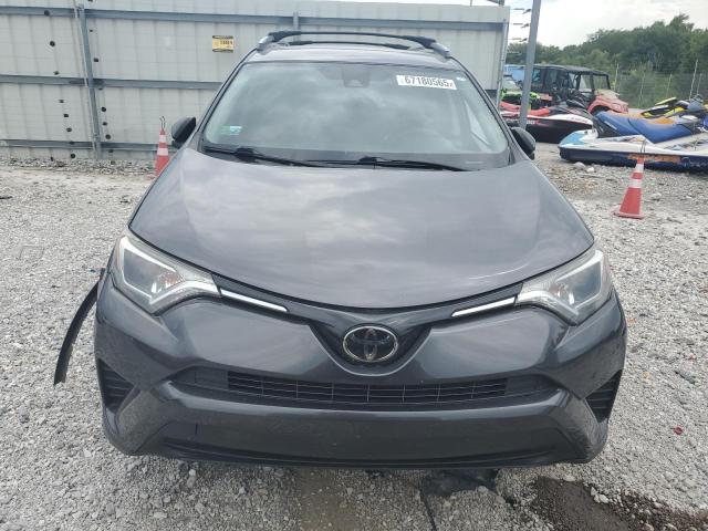 JTMZFREV2JJ752194 - 2018 TOYOTA RAV4 LE ნაცრისფერი ფოტო 5