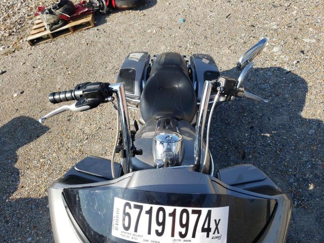 1HD1KGL18GB629255 - 2016 HARLEY-DAVIDSON FLTRU SILVER photo 5