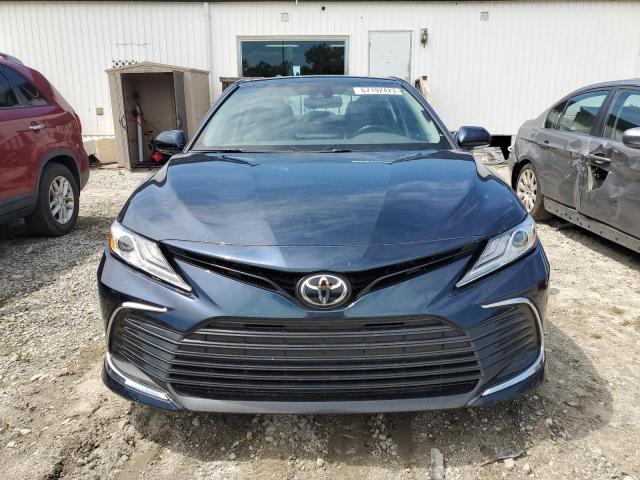 4T1F11AK5MU529886 - 2021 TOYOTA CAMRY XLE BLUE photo 5