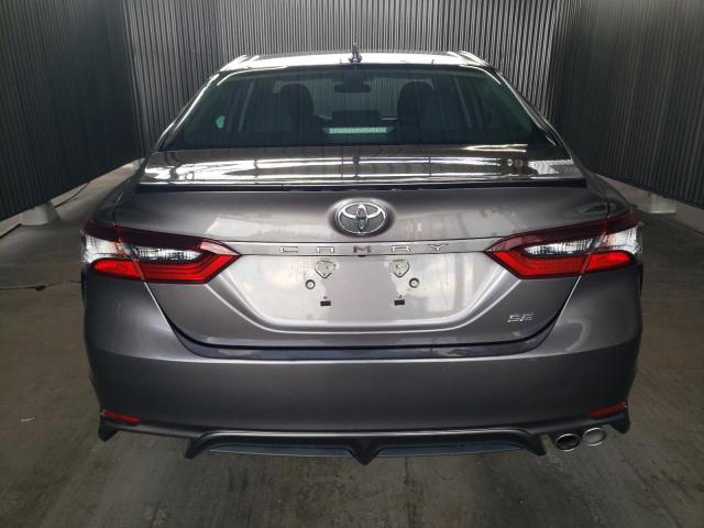 4T1G11AKXNU668045 - 2022 TOYOTA CAMRY SE GRAY photo 6