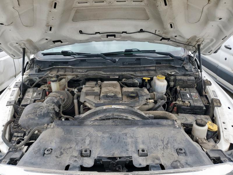 3C7WRMBL1JG400843 - 2018 RAM 5500 Beyaz fotoğraf 7