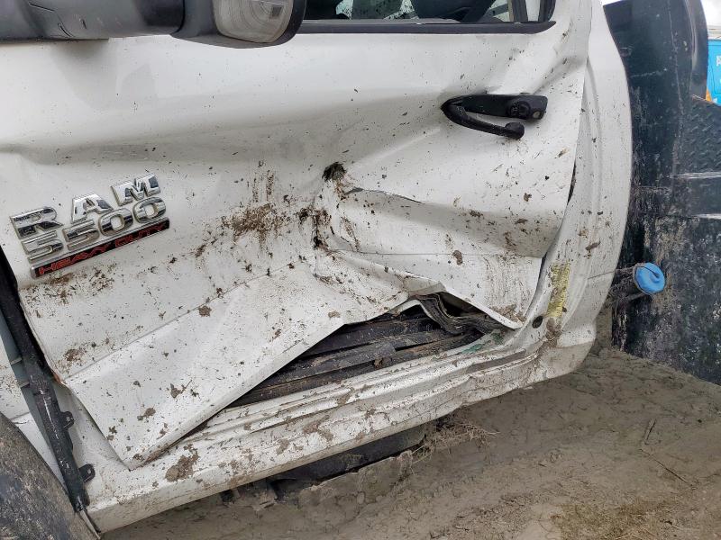 3C7WRMBL1JG400843 - 2018 RAM 5500 Beyaz fotoğraf 9