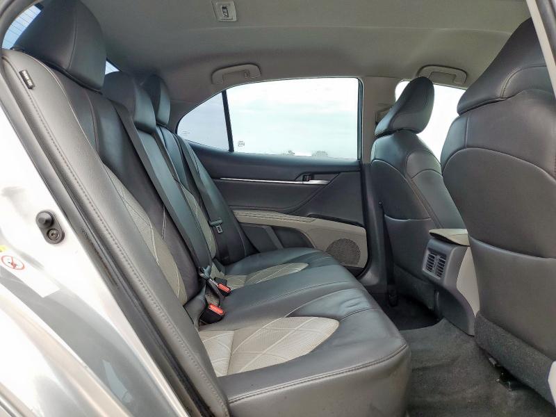 4T1B11HK5JU096540 - 2018 TOYOTA CAMRY L 银色 照片 10