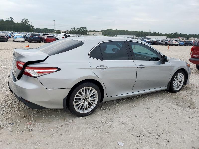 4T1B11HK5JU096540 - 2018 TOYOTA CAMRY L 银色 照片 3