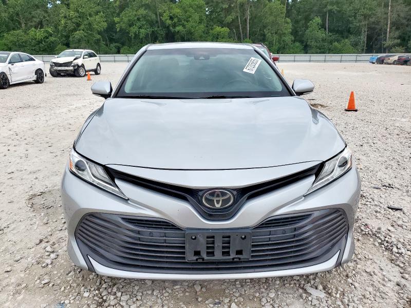 4T1B11HK5JU096540 - 2018 TOYOTA CAMRY L 银色 照片 5