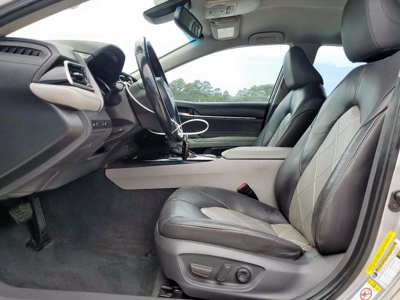 4T1B11HK5JU096540 - 2018 TOYOTA CAMRY L 银色 照片 7