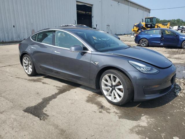 5YJ3E1EBXJF116498 - 2018 TESLA MODEL 3 Gris foto 4