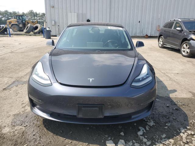 5YJ3E1EBXJF116498 - 2018 TESLA MODEL 3 Gris foto 5