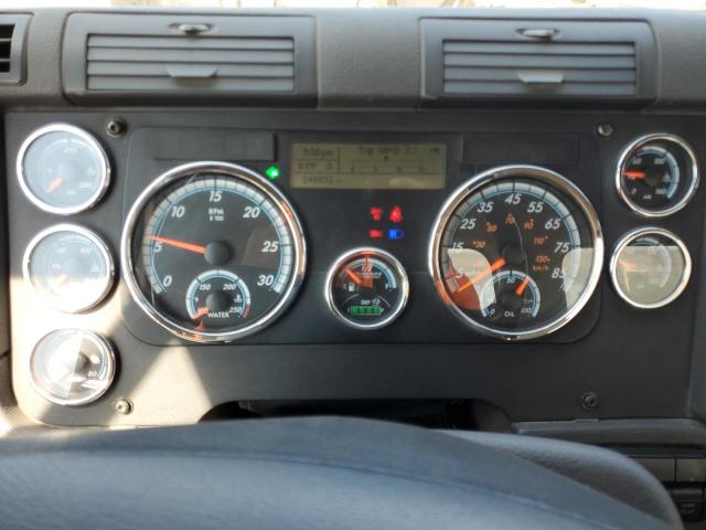 3AKBGBDV6FSGT1106 - 2015 FREIGHTLINER CASCADIA 1 WHITE photo 8