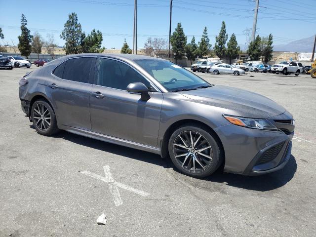 4T1G11AK8NU065000 - 2022 TOYOTA CAMRY SE GRAY photo 4