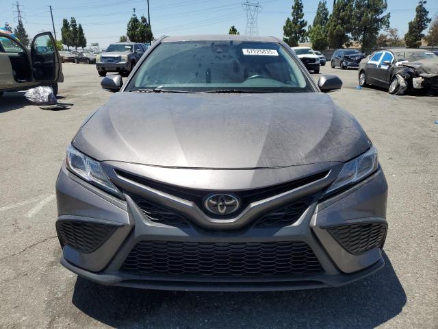 4T1G11AK8NU065000 - 2022 TOYOTA CAMRY SE GRAY photo 5