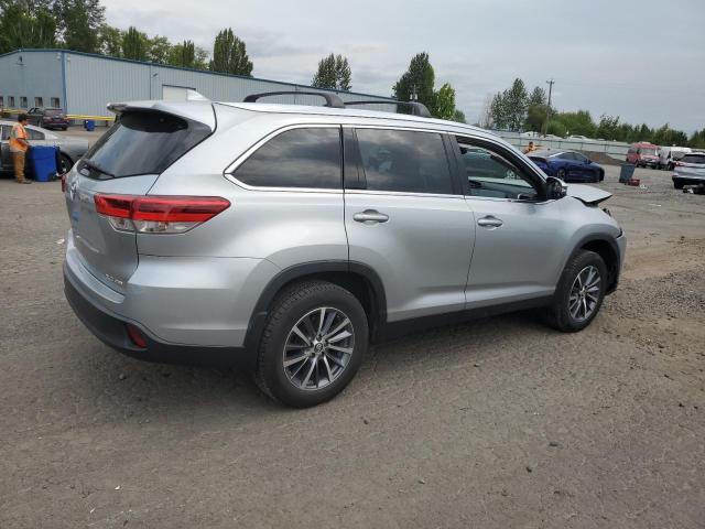5TDJZRFH9KS620972 - 2019 TOYOTA HIGHLANDER SE SILVER photo 3