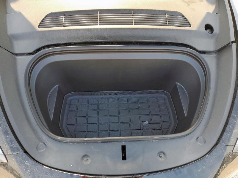 7SAYGAEE1RF192734 - 2024 TESLA MODEL Y Schwarz Foto 11