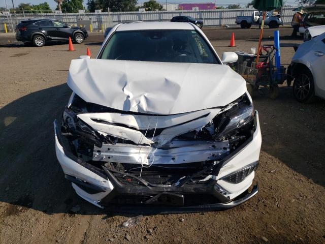 4T1T11AK3PU166348 - 2023 TOYOTA CAMRY SE NIGHT SHADE WHITE photo 5