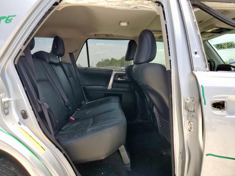 JTEZU5JR4J5165863 - 2018 TOYOTA 4RUNNER SR5 SILVER photo 11