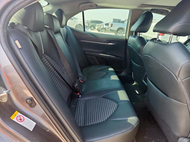 4T1B11HK8JU664974 - 2018 TOYOTA CAMRY L GRAY photo 10