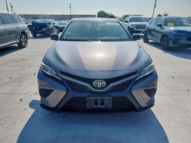 4T1B11HK8JU664974 - 2018 TOYOTA CAMRY L GRAY photo 5