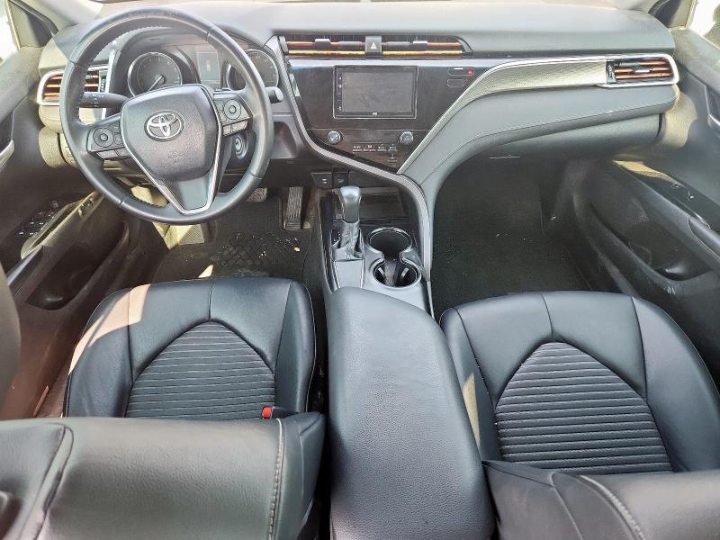 4T1B11HK8JU664974 - 2018 TOYOTA CAMRY L GRAY photo 8