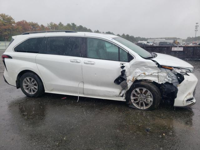 5TDYRKEC9NS077347 - 2022 TOYOTA SIENNA XLE WHITE photo 4