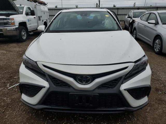 4T1G11AK2PU159666 - 2023 TOYOTA CAMRY SE NIGHT SHADE WHITE photo 5