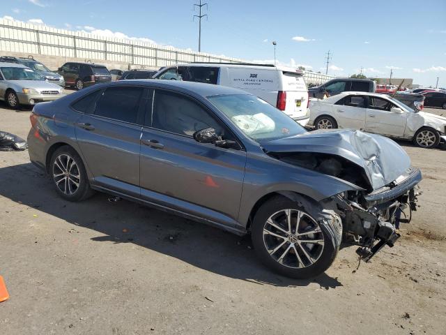 3VWBM7BU7NM033844 - 2022 VOLKSWAGEN JETTA SPORT Szary zdjęcie 4