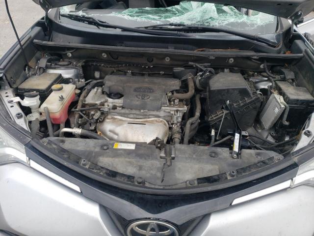2T3ZFREV5JW431851 - 2018 TOYOTA RAV4 LE 银色 照片 12