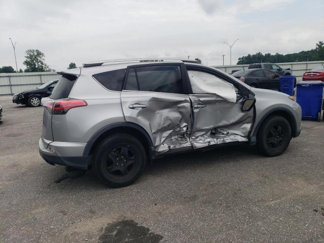 2T3ZFREV5JW431851 - 2018 TOYOTA RAV4 LE 银色 照片 3